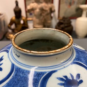 Un pot en porcelaine de Chine en bleu et blanc à décor de figures dans un paysage, marque d'un lièvre, Wanli — photo 7