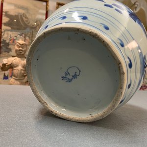 Un pot en porcelaine de Chine en bleu et blanc à décor de figures dans un paysage, marque d'un lièvre, Wanli — photo 8