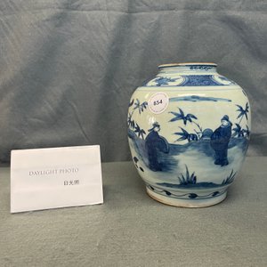 Un pot en porcelaine de Chine en bleu et blanc à décor de figures dans un paysage, Wanli — photo 16