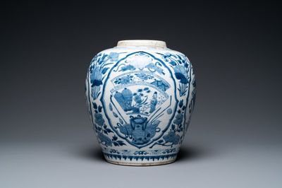 Un pot en porcelaine de Chine en bleu et blanc à décor de médaillons figuratifs, Kangxi