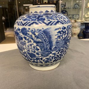Un pot en porcelaine de Chine en bleu et blanc à décor de phénix, marque d'un lièvre, époque Transition — photo 9