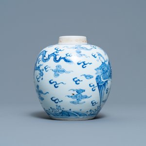 Un pot en porcelaine de Chine en bleu et blanc à décor d'un dragon et d'un phénix, marque de Chenghua, Kangxi — photo 3
