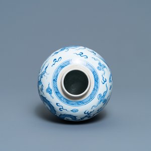 Un pot en porcelaine de Chine en bleu et blanc à décor d'un dragon et d'un phénix, marque de Chenghua, Kangxi — photo 6