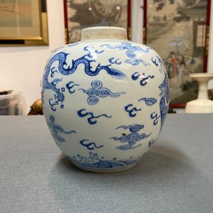 Un pot en porcelaine de Chine en bleu et blanc à décor d'un dragon et d'un phénix, marque de Chenghua, Kangxi — photo 10
