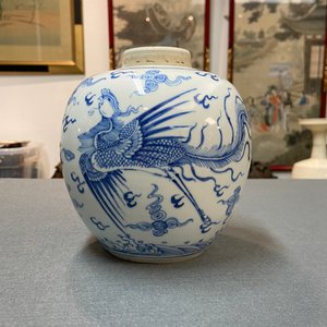 Un pot en porcelaine de Chine en bleu et blanc à décor d'un dragon et d'un phénix, marque de Chenghua, Kangxi — photo 12