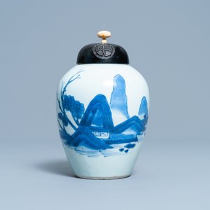 Un pot en porcelaine de Chine en bleu et blanc à décor d'un paysage, époque Transition — photo 2