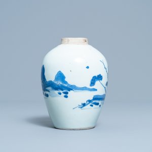 Un pot en porcelaine de Chine en bleu et blanc à décor d'un paysage, époque Transition — photo 5