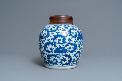 Un pot en porcelaine de Chine en bleu et blanc à décor floral, Kangxi