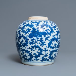 Un pot en porcelaine de Chine en bleu et blanc à décor floral, Kangxi — photo 3