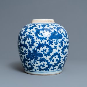 Un pot en porcelaine de Chine en bleu et blanc à décor floral, Kangxi — photo 5