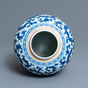 Un pot en porcelaine de Chine en bleu et blanc à décor floral, Kangxi — photo 7
