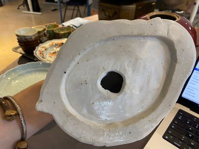 Un pot en porcelaine de Chine en sang de boeuf monochrome, un Bouddha en blanc de Chine et deux assiettes, 19/20ème — photo 3