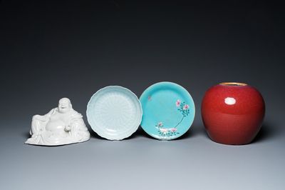 Un pot en porcelaine de Chine en sang de boeuf monochrome, un Bouddha en blanc de Chine et deux assiettes, 19/20ème