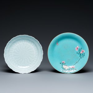 Un pot en porcelaine de Chine en sang de boeuf monochrome, un Bouddha en blanc de Chine et deux assiettes, 19/20ème — photo 2
