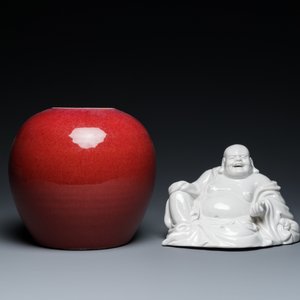 Un pot en porcelaine de Chine en sang de boeuf monochrome, un Bouddha en blanc de Chine et deux assiettes, 19/20ème — photo 4