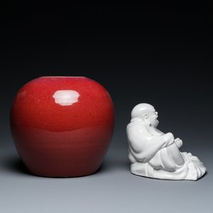 Un pot en porcelaine de Chine en sang de boeuf monochrome, un Bouddha en blanc de Chine et deux assiettes, 19/20ème — photo 7