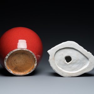 Un pot en porcelaine de Chine en sang de boeuf monochrome, un Bouddha en blanc de Chine et deux assiettes, 19/20ème — photo 9