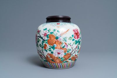 Un pot en porcelaine de Chine famille rose à décor de faisans, Qianlong