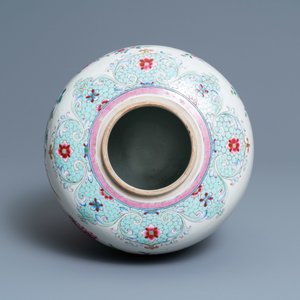 Un pot en porcelaine de Chine famille rose à décor de faisans, Qianlong — photo 6