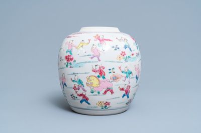 Un pot en porcelaine de Chine famille rose à décor des 'cent garçons', Yongzheng