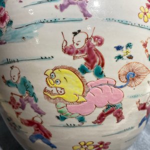 Un pot en porcelaine de Chine famille rose à décor des 'cent garçons', Yongzheng — photo 17