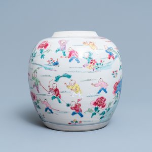 Un pot en porcelaine de Chine famille rose à décor des 'cent garçons', Yongzheng — photo 3