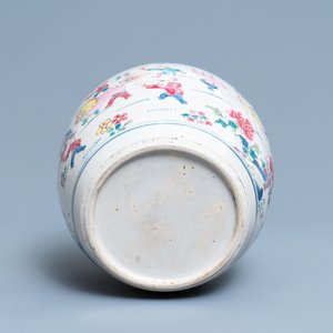 Un pot en porcelaine de Chine famille rose à décor des 'cent garçons', Yongzheng — photo 5