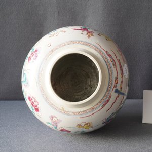 Un pot en porcelaine de Chine famille rose à décor des 'cent garçons', Yongzheng — photo 9