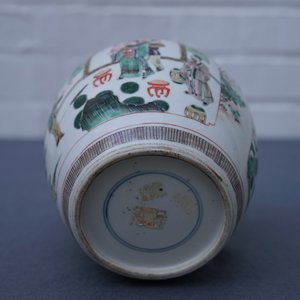 Un pot en porcelaine de Chine famille verte à décor de 'La Romance de la chambre de l'ouest', Kangxi — photo 17