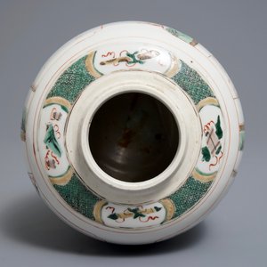 Un pot en porcelaine de Chine famille verte à décor de 'La Romance de la chambre de l'ouest', Kangxi — photo 5