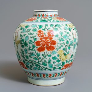 Un pot en porcelaine de Chine wucai à décor de garçons et pivoines, époque Transition — photo 3