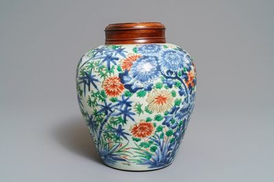 Un pot en porcelaine de Chine wucai à décor floral, époque Transition