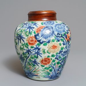 Un pot en porcelaine de Chine wucai à décor floral, époque Transition — photo 1