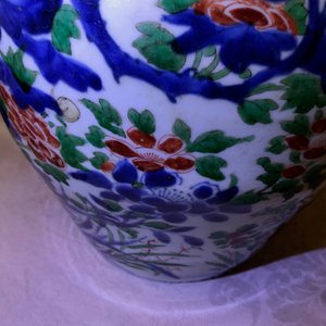 Un pot en porcelaine de Chine wucai à décor floral, époque Transition — photo 24