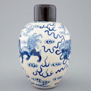 Un pot en porcelaine tendre de Chine et son couvercle en bois, 19ème — photo 3