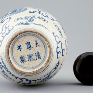 Un pot en porcelaine tendre de Chine et son couvercle en bois, 19ème — photo 5