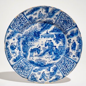 Un pot et un plat en faïence de Delft bleu et blanc à décor chinoiserie, 2ème moitié du 17ème — photo 2