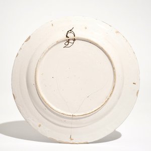 Un pot et un plat en faïence de Delft bleu et blanc à décor chinoiserie, 2ème moitié du 17ème — photo 3