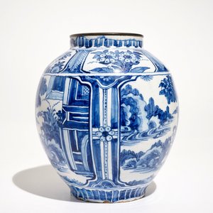 Un pot et un plat en faïence de Delft bleu et blanc à décor chinoiserie, 2ème moitié du 17ème — photo 5