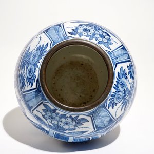 Un pot et un plat en faïence de Delft bleu et blanc à décor chinoiserie, 2ème moitié du 17ème — photo 8