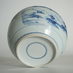 Un pot globulaire en porcelaine de Chine bleu et blanc, Kangxi — photo 12