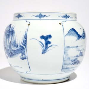 Un pot globulaire en porcelaine de Chine bleu et blanc, Kangxi — photo 2