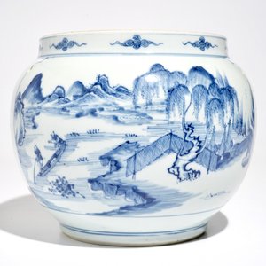 Un pot globulaire en porcelaine de Chine bleu et blanc, Kangxi — photo 3
