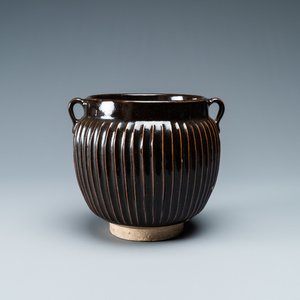 Un pot godronné en grès porcelaineux à émail noire, Chine, Song du Nord ou Jin — photo 1