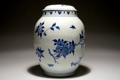 Un pot ovoïde et son couvercle en porcelaine de Chine bleu et blanc, époque Transition, Chongzhen