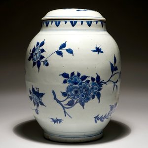 Un pot ovoïde et son couvercle en porcelaine de Chine bleu et blanc, époque Transition, Chongzhen — photo 1