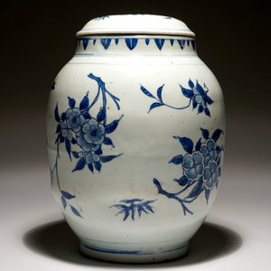 Un pot ovoïde et son couvercle en porcelaine de Chine bleu et blanc, époque Transition, Chongzhen — photo 3