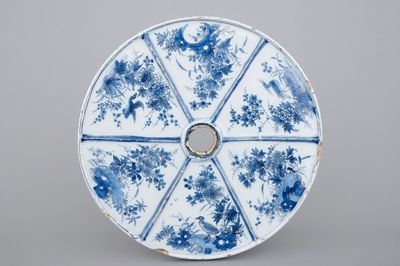 Un présentoir rond en faïence de Delft bleu et blan, 17ème siècle