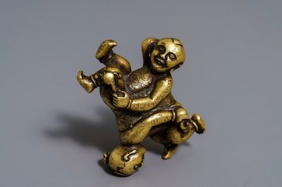 Un presse-papier en bronze doré en forme des frères Hoho, Chine, 18/19ème