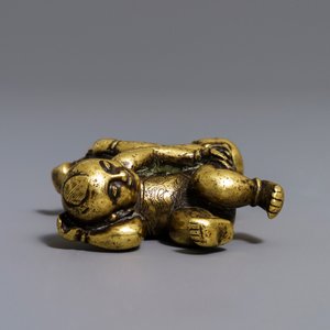 Un presse-papier en bronze doré en forme des frères Hoho, Chine, 18/19ème — photo 6